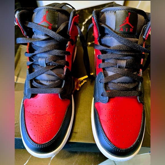 Nike shoes (Big Girls) - Picture 4 of 10